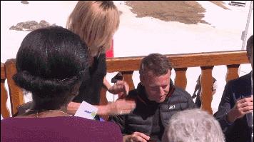 法国总统带妻子去度假,法国总统和老婆拥抱