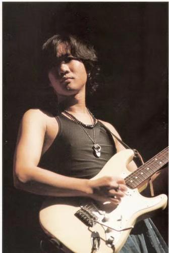 黄家驹戴面具唱的歌,黄家驹戴的十字架