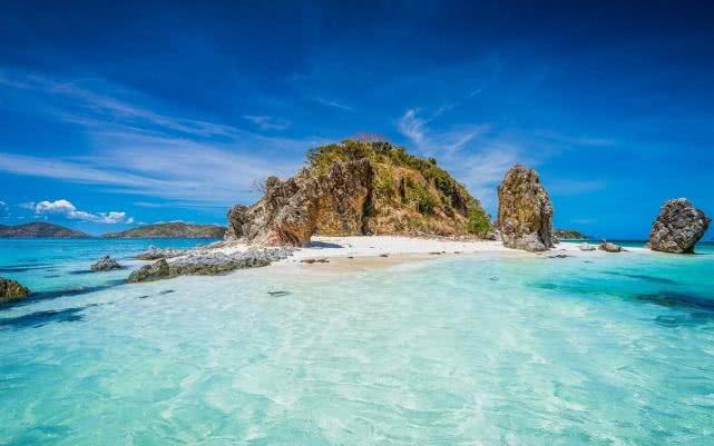 男子与女友隔着警戒线拥抱,男子和女子在沙滩上拥抱