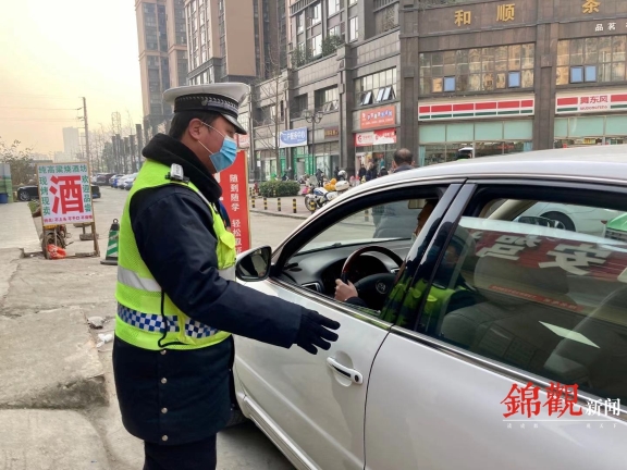 两辆车堵路中间,为缓解交通拥堵提建议