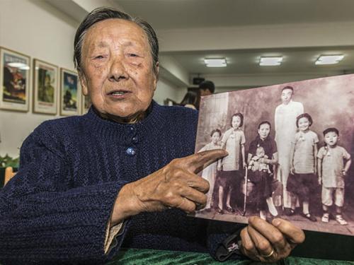 《*京大南***杀屠**》作者张纯如，不堪忍受骚扰，36岁开枪结束了生命