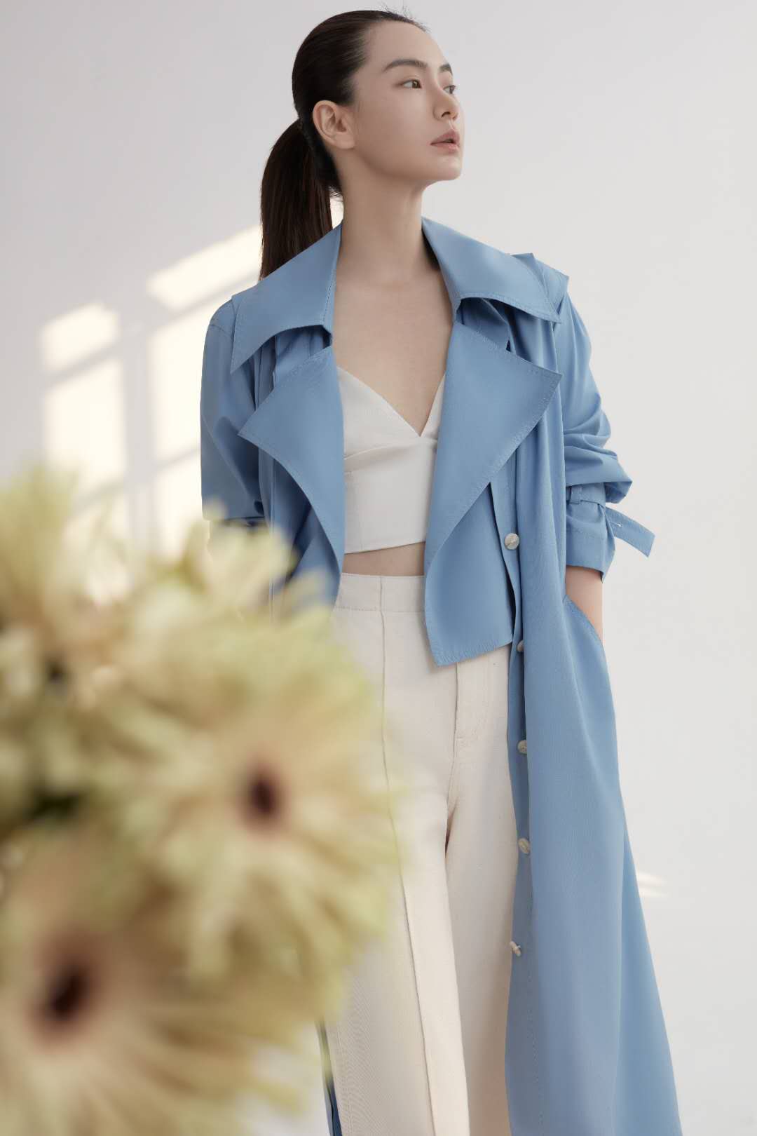 戚薇真敢把自己秀出来，穿大裤衩配西装，不看身材还以为是男的