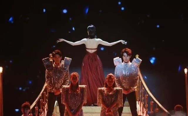 王鸥露背装,王鸥复古露背