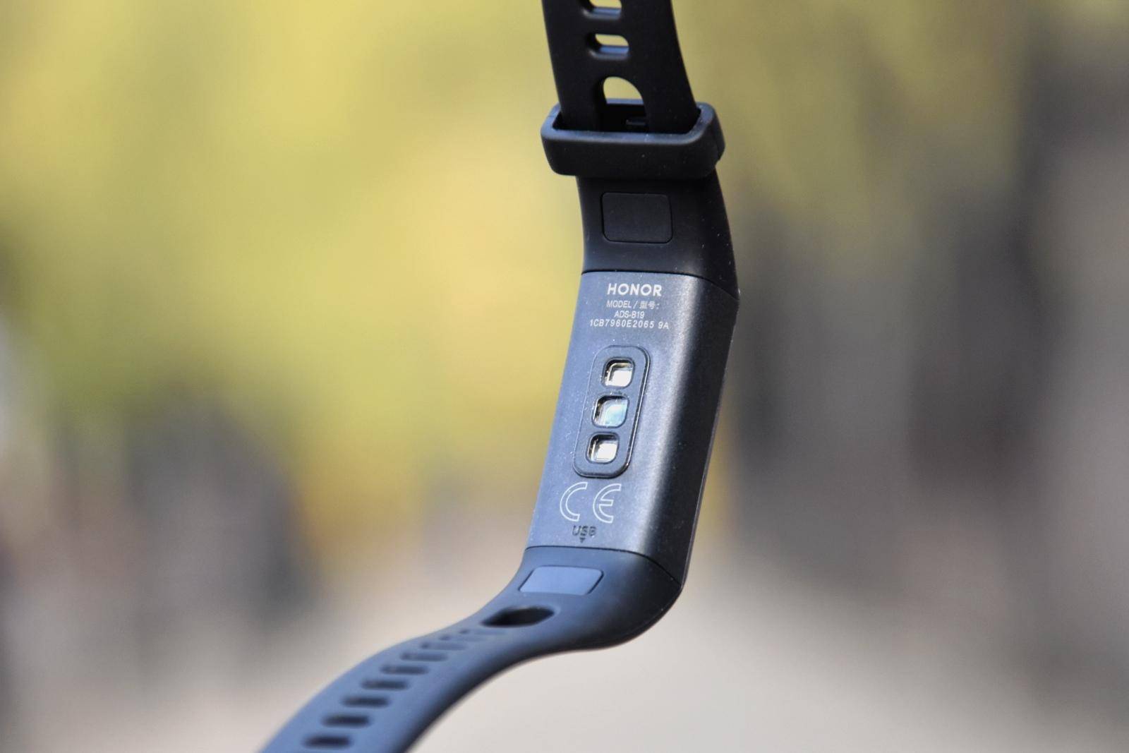 荣耀手环5i硅胶圈,荣耀手环5腕带怎么下