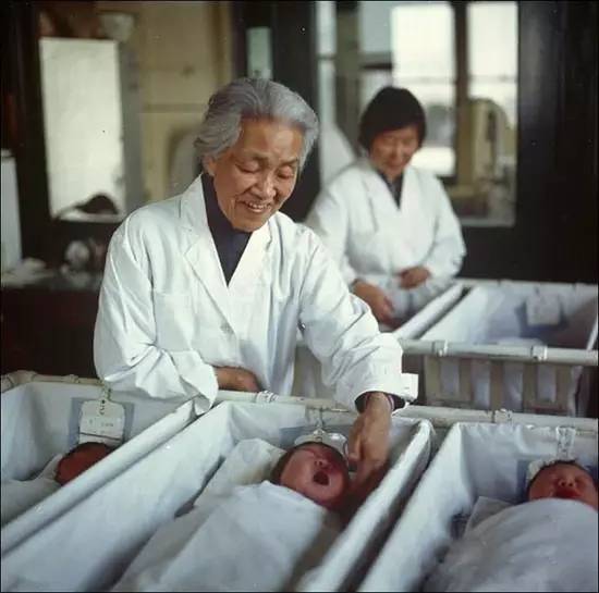 万婴之母是哪个医生接生的,我国第1位女院士被称为万婴之母