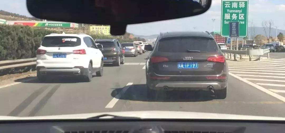 返程高速车流,返程大军挤爆沪渝高速