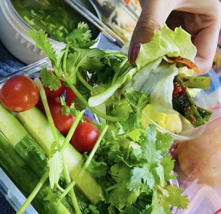 关晓彤同款only紫色小熊羽绒服,only关晓彤同款针织连衣裙