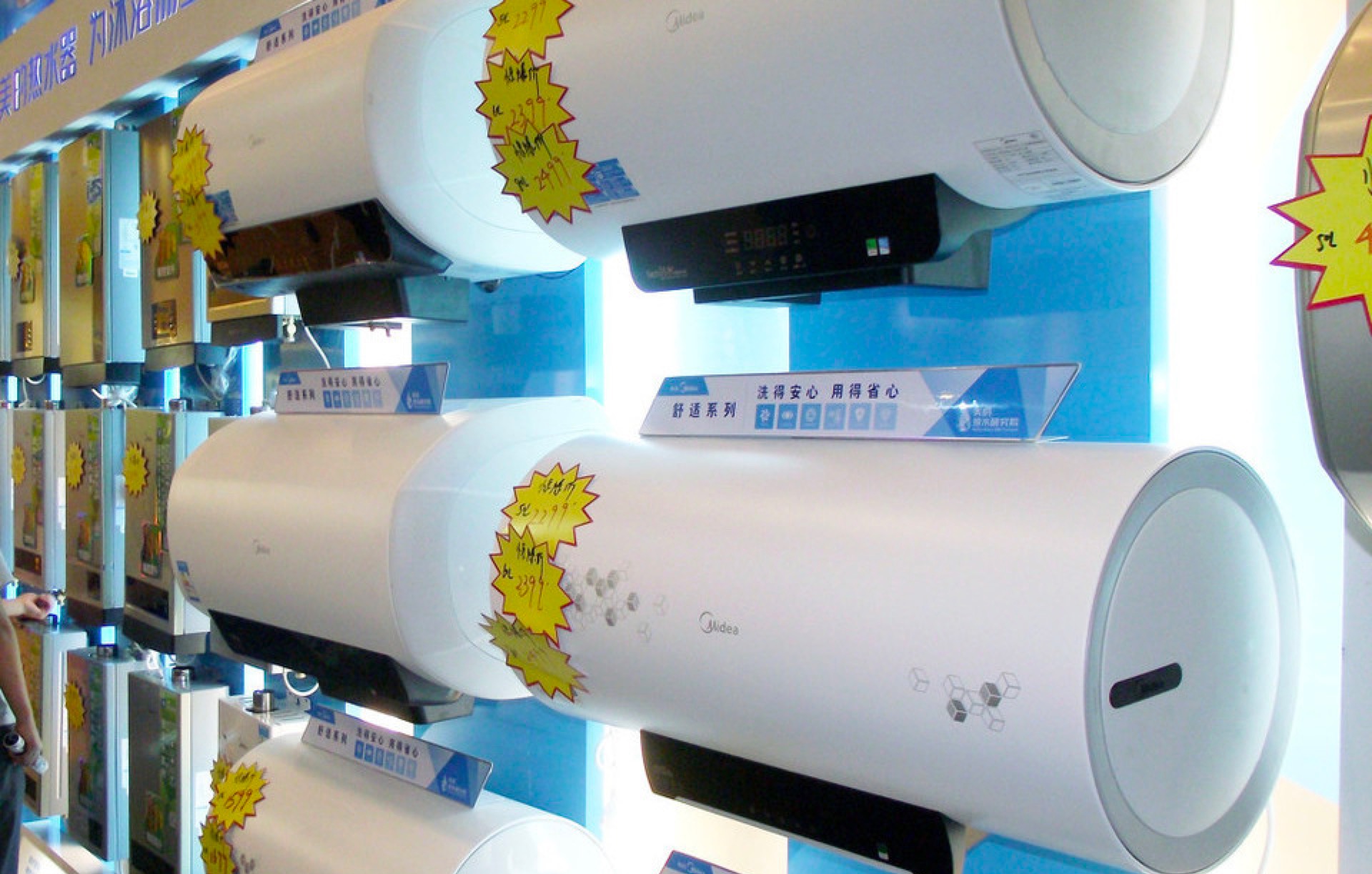 1千多的电热水器哪个好,行内人建议买14plus还是买15