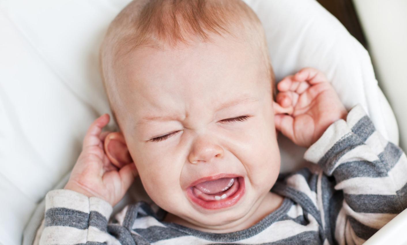 二月婴儿哭闹抱着也哭闹,婴儿哭闹要立即安抚还是继续哭