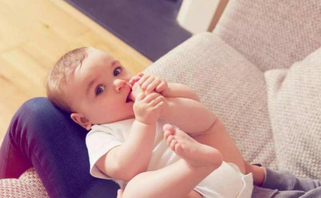 宝宝吃辅食老是吃手怎么办,孩子爱吃手咬指甲是缺什么