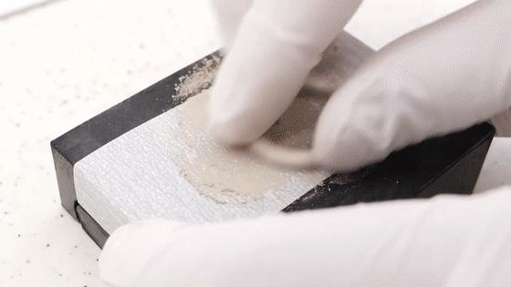 日本小哥攒钱,日本小伙收集指甲做戒指