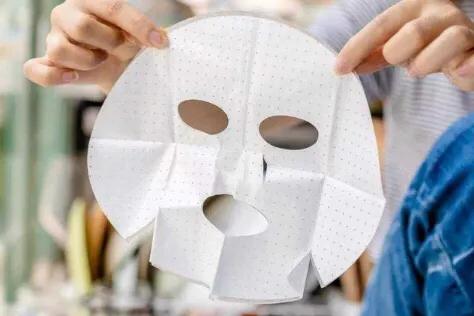 面膜里的塑料纸用不用揭掉,面膜里的塑料纸要不要贴在脸上