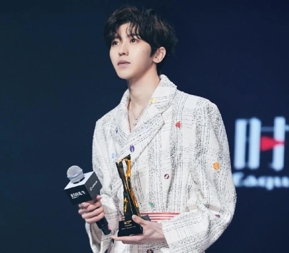 2019蔡徐坤代言篮球,蔡徐坤键盘