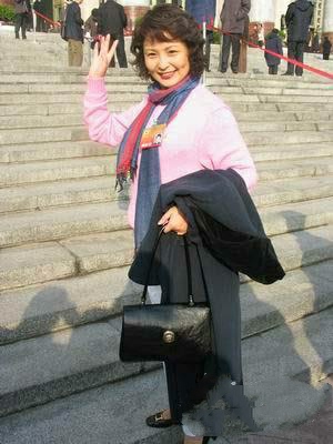 62岁李羚老年好洋气,穿驼色大衣搭旗袍端庄文雅,真是美到老呀