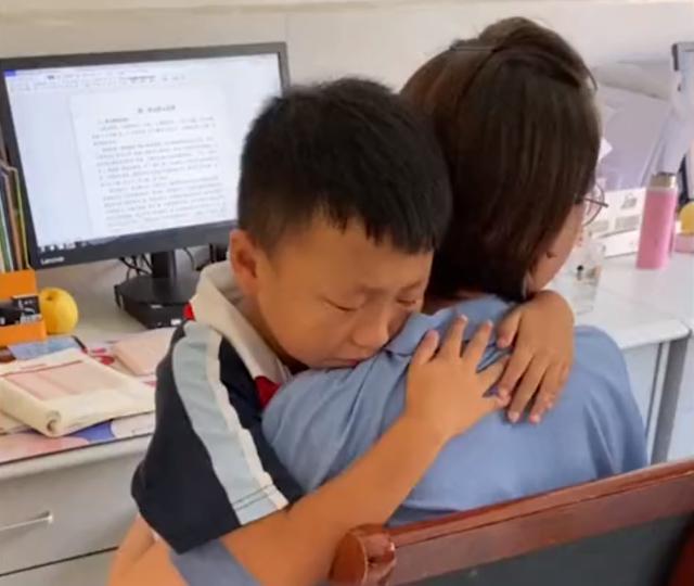 男孩升入二年级想念一年级的老师,男孩升入二年级想念老师