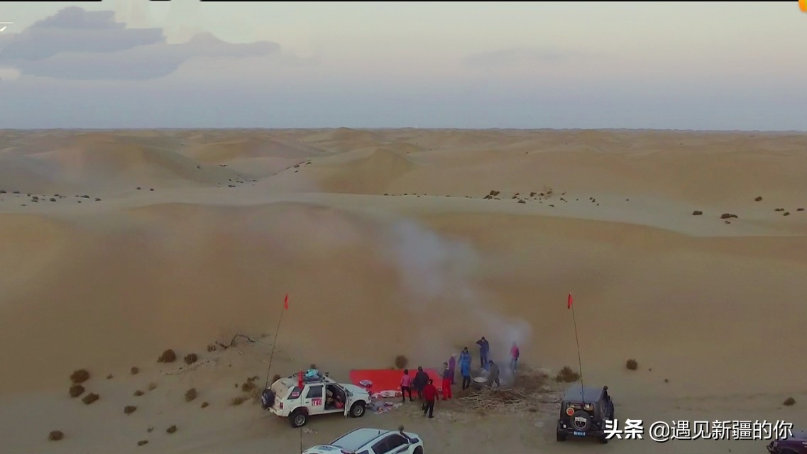 塔克拉玛干沙漠篝火晚会,六轮越野车穿越无人区