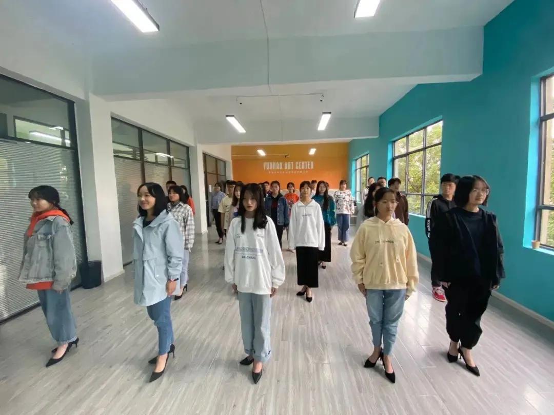 正确坐姿站姿走姿礼仪教案,如何讲解站姿坐姿走姿蹲姿