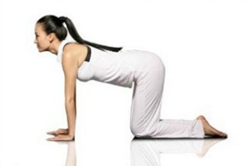 瑜伽入门动作下犬式的慢动作分解,瑜伽单腿下犬式怎么做到不翻胯