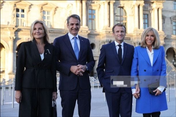 马克龙真暖心,帮布丽吉特整理领口怕走光,真爱程度不亚于查尔斯