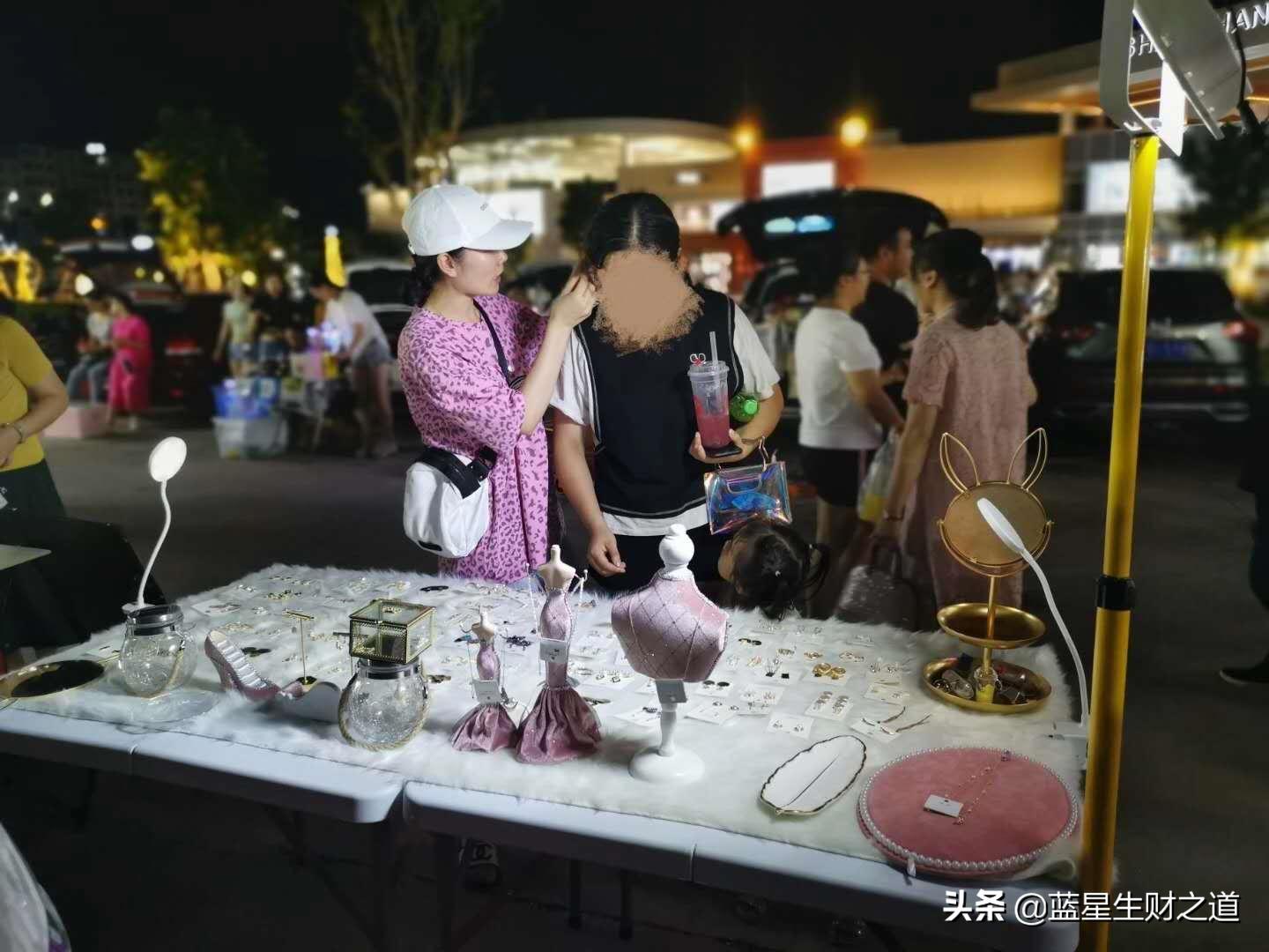 摆摊卖耳饰生意惨淡24年,摆地摊耳环卖18一对贵吗