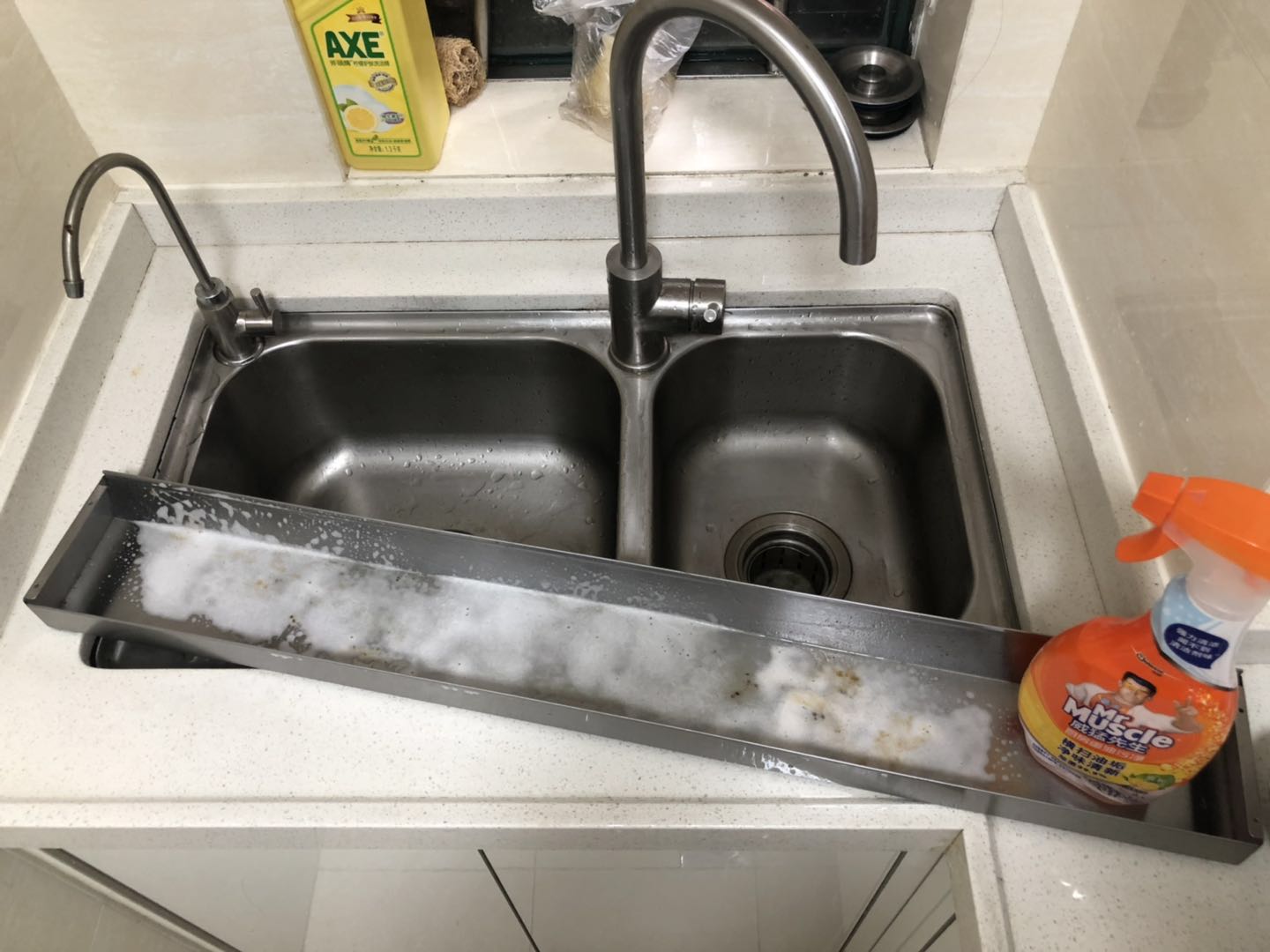 油烟机下面接油的槽能垫保鲜膜吗,油烟机上的油盒可以铺上保鲜膜吗