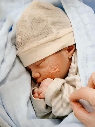 宝宝刚出生一个手势惊呆众人,婴儿刚出生的手势