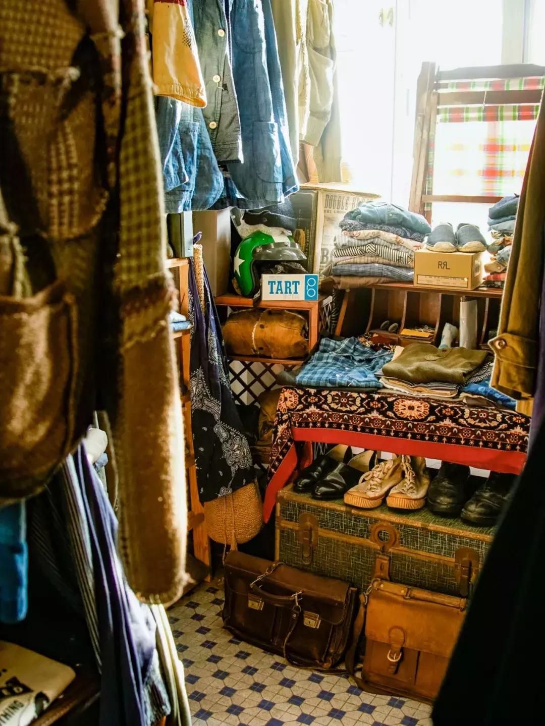 香港年轻人一辈子买不起房，把破出租屋改成复古小窝