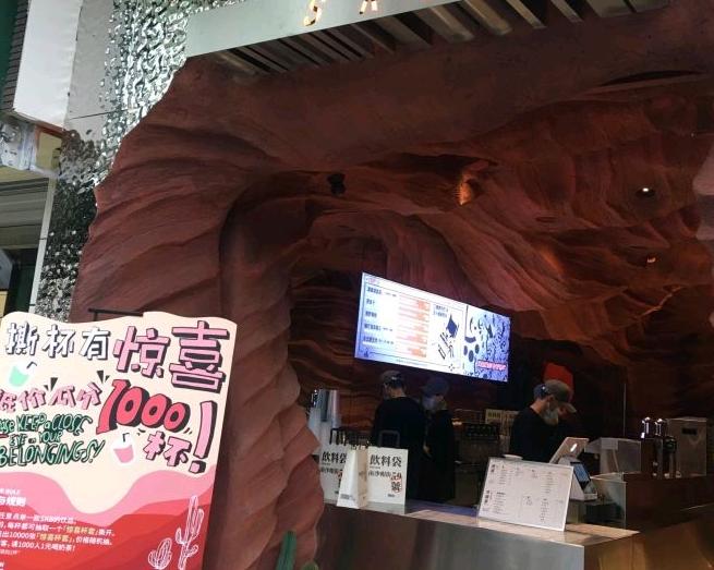 排队买奶茶的人好多啊原视频,怎么看待排队2小时买奶茶