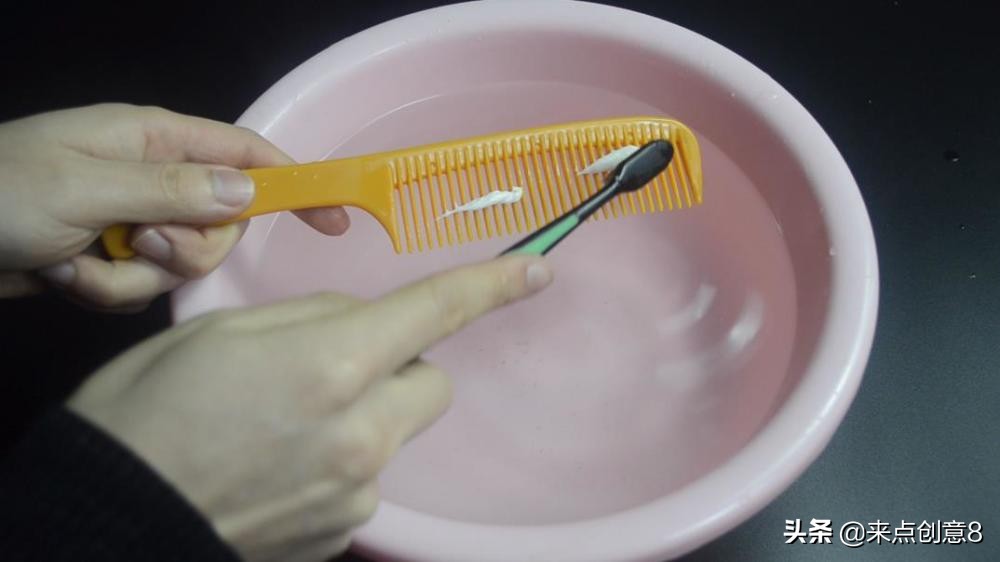 梳子上挤牙膏有什么用途,牙膏在梳子上的作用与功效