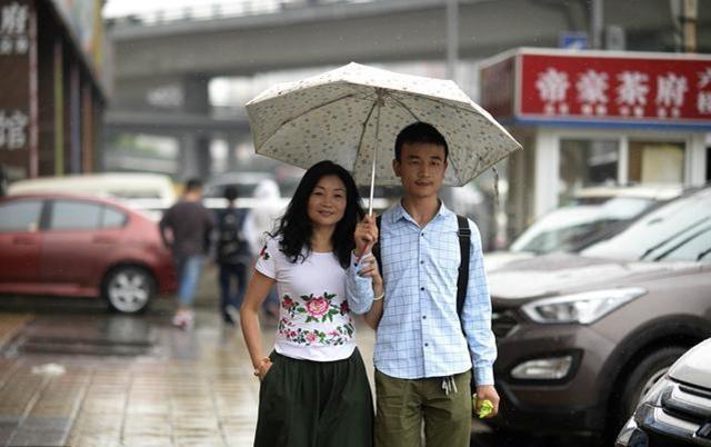 23岁小伙不顾反对娶46岁大妈,重庆小伙迎娶46岁大姐