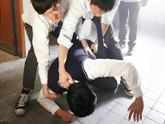 案例|15岁少年强奸7岁女童后推下25楼，“爸爸经常当着我的面看黄片……”