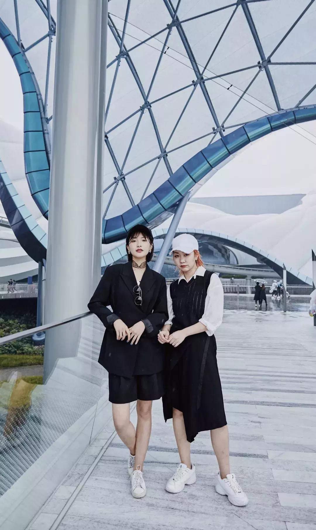 我们在上海迪士尼里玩耍了一天，发现穿的美才能玩的好！