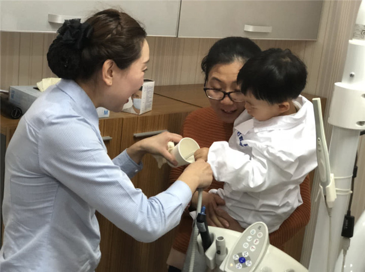 宝宝误食了5020液体胶水怎么处理,宝宝误食502胶水牙齿被粘住