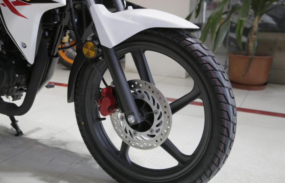 天剑150的同级对手，这款五羊本田150，做工漆水优良，售8000元