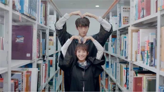 毕业季毕业照拍照姿势,毕业季来袭这些毕业照太硬核