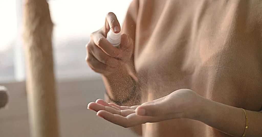 脸上泛红可以用含酒精的护肤品吗,护肤品里都含有美容酒精吗