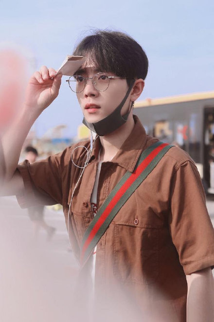 肖战新造型穿益字白T，手绘漫画传递正能量，总算复出有望了