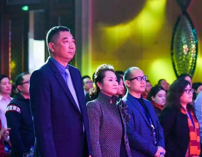 辞去百万年薪回乡教书,辞去稳定工作做化妆师