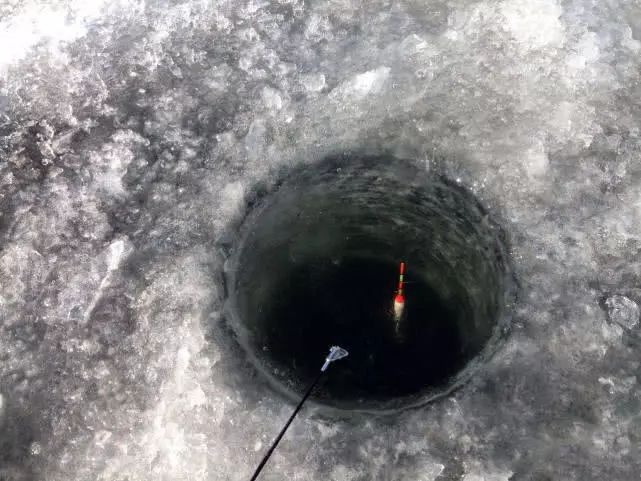 冬季冰钓钓深还是钓浅,冬季冰钓如何找鱼窝
