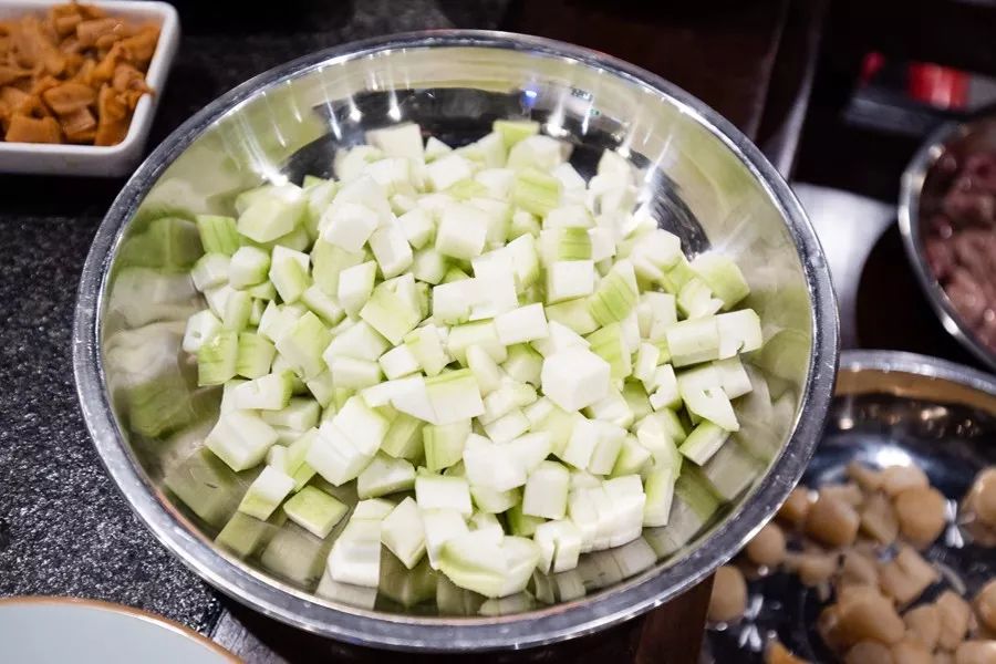 这家噗噗噗的粥底火锅店，稳就一个字