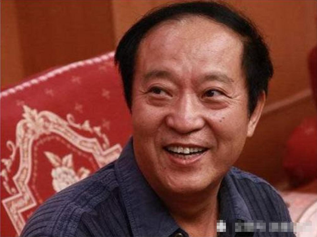 冯巩搭档牛群:被质疑贪污,64岁节目中晕倒,这些年他有多惨?