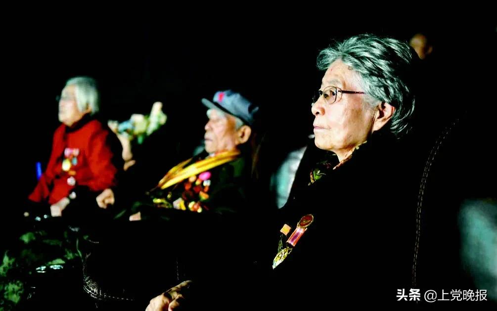 长津湖抗美援朝老兵跨时空对话,抗美援朝老兵看长津湖感动全场