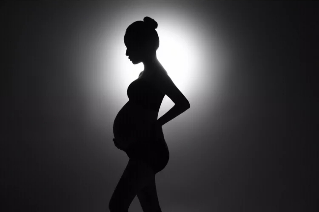 为什么孕妈打喷嚏娃老动,孕中期打喷嚏就漏尿怎么回事