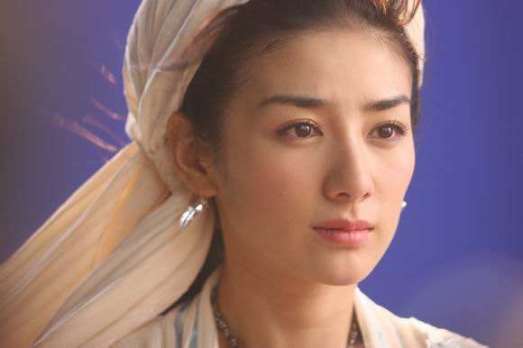 萧亚轩蔡依林唱功,蔡依林和萧亚轩谁更有女王范