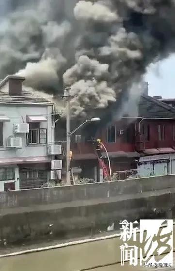 上海一老旧小区火灾视频,上海一弄堂内突发火灾有明火冒出