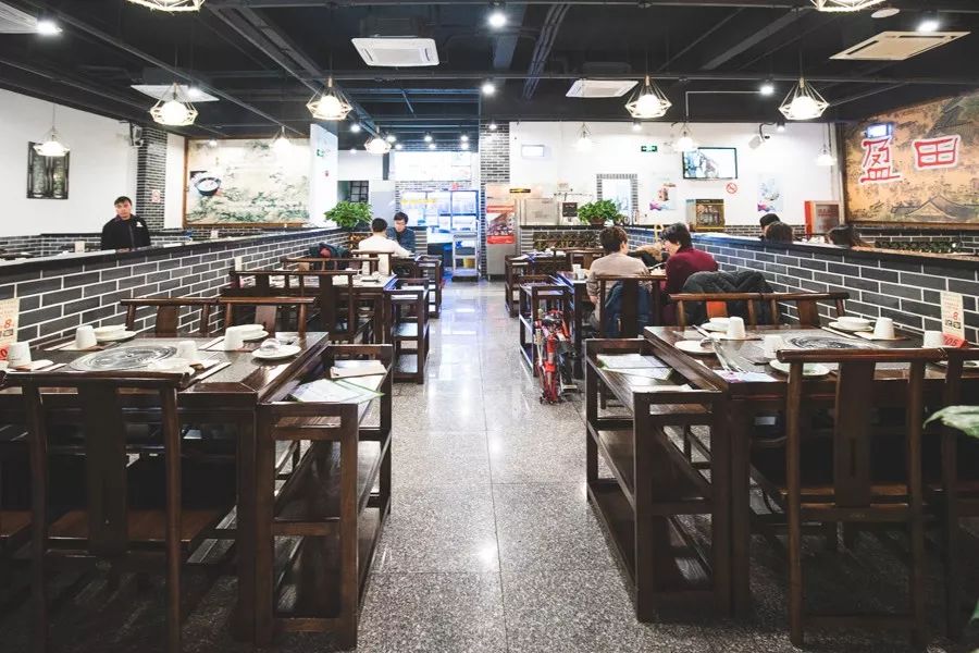 这家噗噗噗的粥底火锅店，稳就一个字