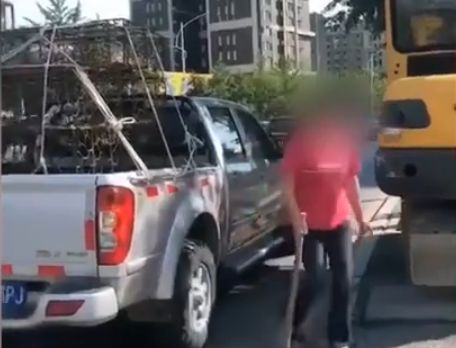 两人大街上捕捉流浪狗被怀疑卖狗肉，数十名爱狗人士上门声讨