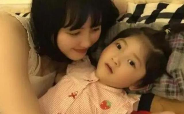 24岁网红收养皮包骨弃婴,还记得那个被抛弃的女孩吗