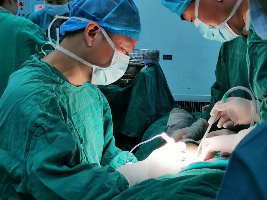 孩子胯骨处长了一个硬疙瘩,小孩胯部肉里长疙瘩怎么回事