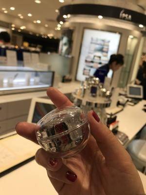 有句话说得好：美不美看脸，老不老看眼